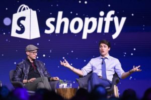 Shopify'ın kurucusu ve CEO'su Tobi Lütke, Mayıs 2018'de Toronto'da şirketin yıllık iş ortağı konferansında Kanada başbakanı Justin Trudeau ile konuşuyor.
